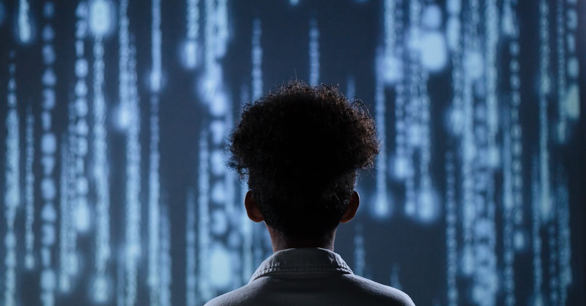 Fundamentos de la Inteligencia Artificial: ¿Qué es, qué tipos existen y por qué debes entenderla? 3 A young boy viewing a digital screen with data streams, symbolizing technology interaction.